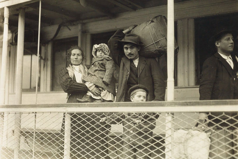 Lewis Hine, Immigrati di Ellis Island, 1905