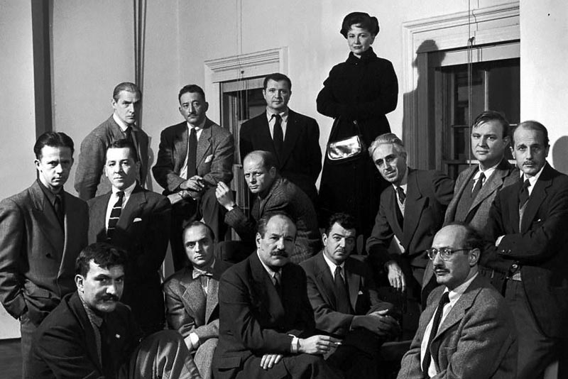 The Irascibles. Dal basso e da sinistra a destra: Theodoros Stamos, Jimmy Ernst, Barnett Newman, James Brookes, Mark Rothko, Richard Pousette-Dart, William Basiotes, Jackson Pollock, Clyfford Still, Robert Motherwell, Bradley Walker Tomlin, Willem de Kooning, Adolph Gottlieb, Art Reinhardt, Edda Steme.