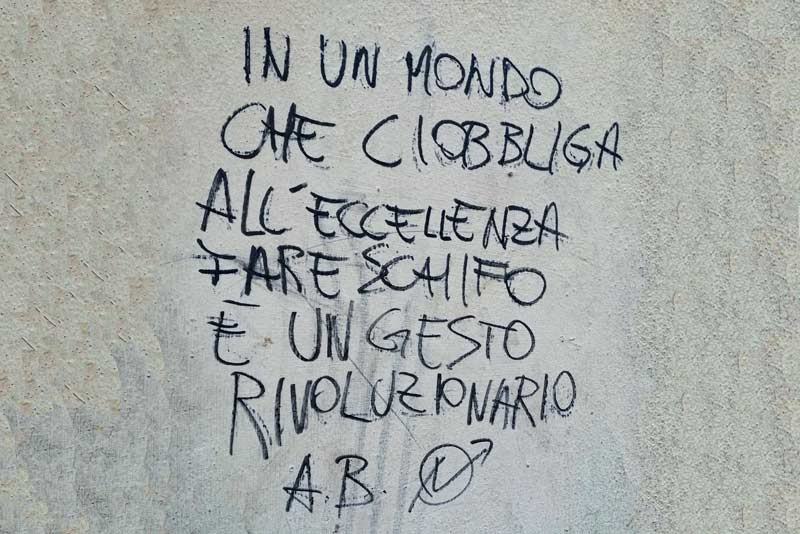 In un mondo che ci obbliga all'eccellenza fare schifo è un gesto rivoluzionario