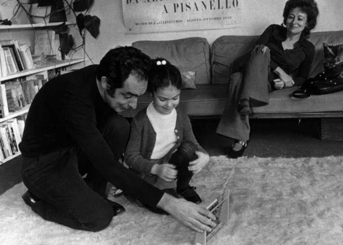 Italo Calvino gioca con sua figlia