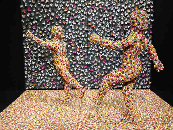 Sandy Skoglund, Shimmering Madness, 1998