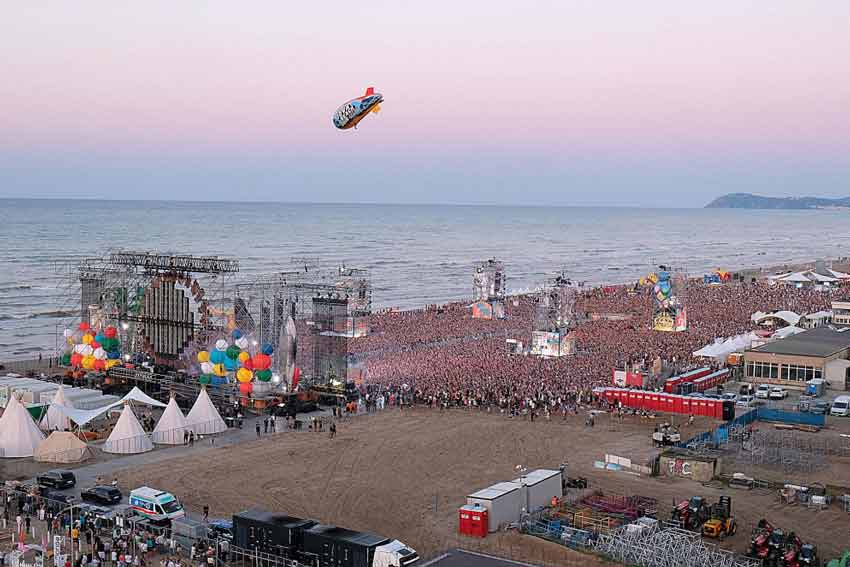 Foto aerea del concerto di Rimini (credits: Corriere Romagna)