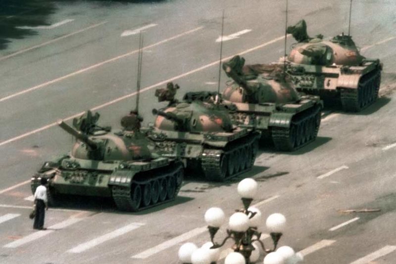 Un manifestante blocca quattro carri armati nei pressi di Piazza Tiananmen, 5 giugno 1989 (Archivio Bettmann / Getty Images)