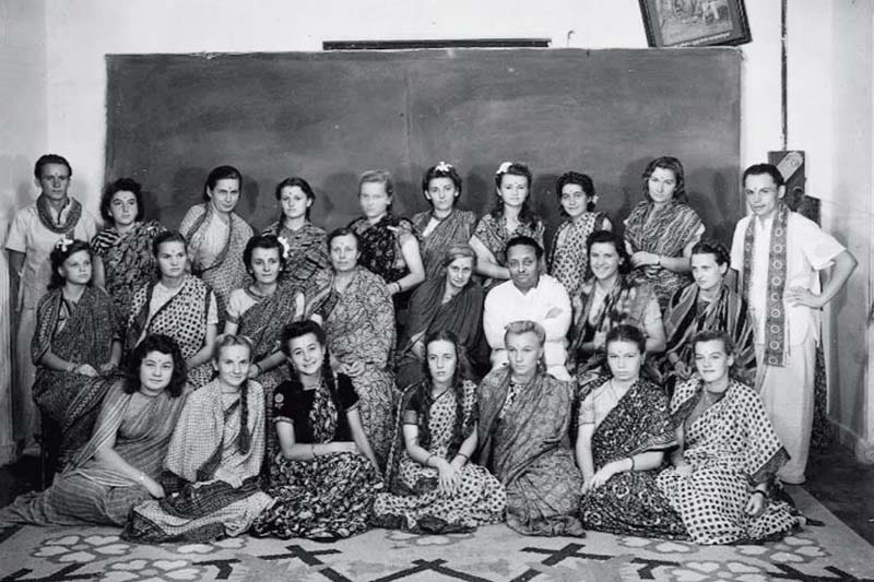 Wanda Dynoska con ragazze e ragazzi di Valivade (paese in India) nell'ottobre del 1946 (credits: ashramsofindia.com)