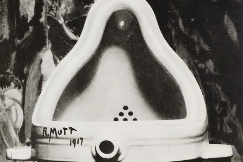 Marcel Duchamp, Fontana, 1917. La fotografia, di Alfred Stieglitz, è intitolata The exhibit refused by the independents, e costituisce la prima apparizione pubblica dell'opera, in quanto venne rifiutata, appunto dalla Society of Independent Artists.