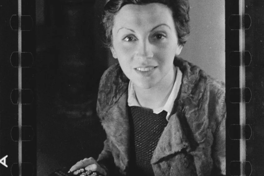 Fred Stein, Gerda Taro a Parigi, 1935. Gerda Taro è sepolta al cimitero di Père Lachaise a Parigi