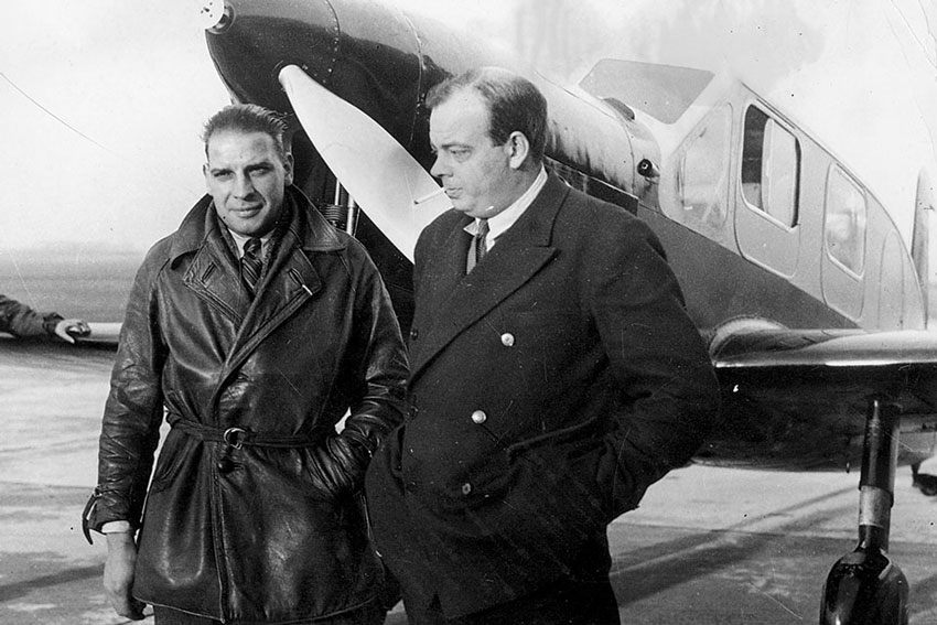 Saint-Ex and mechanic-navigator André Prévot stand before the Caud­ron Simoun they crash-landed in the Libyan Desert in 1938 (fonte: Historynet.com)